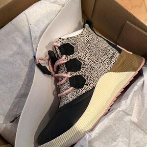 Sorel Kids Boots in Black and Pink